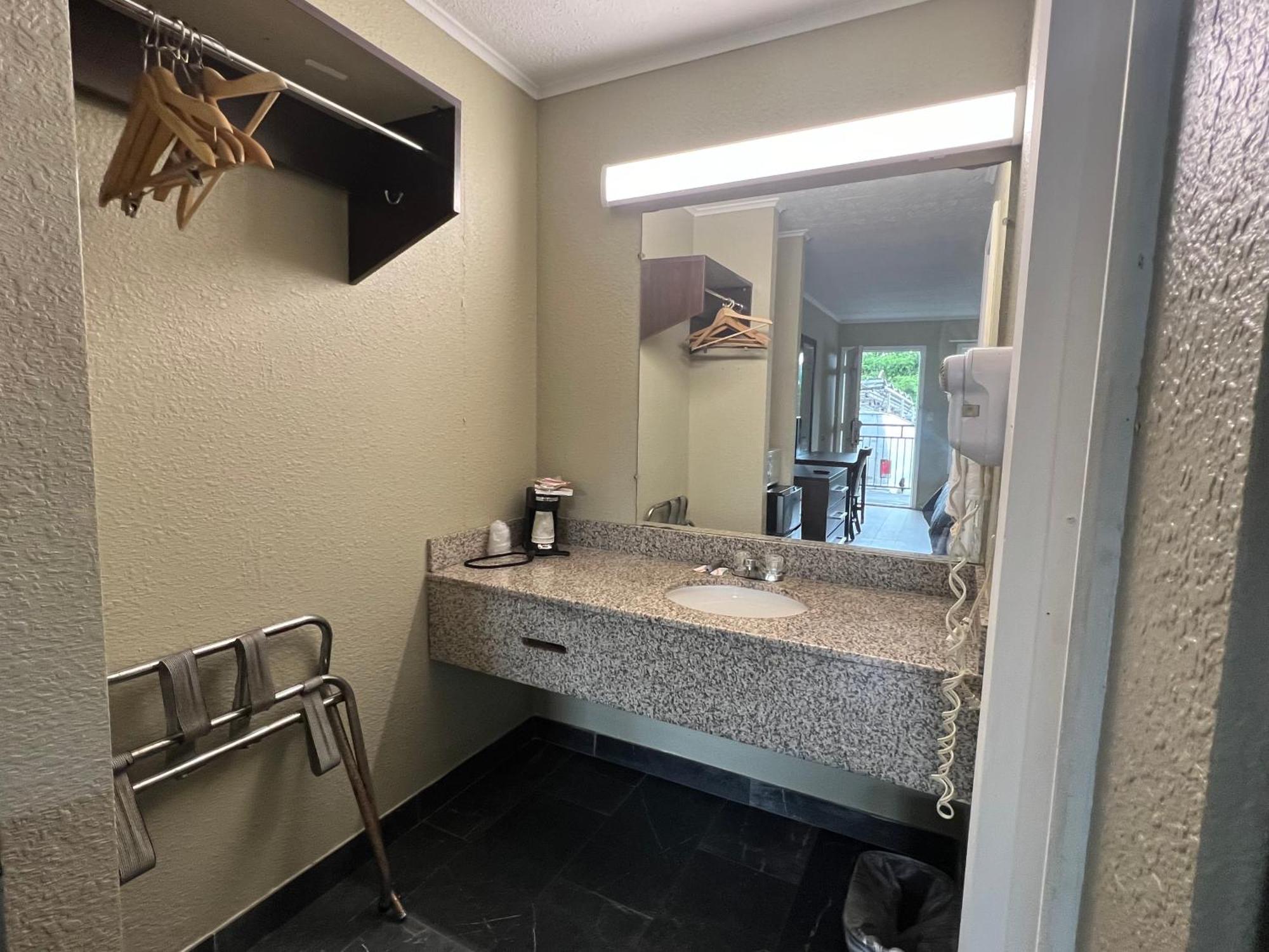 Travel Inn キンクズポート エクステリア 写真